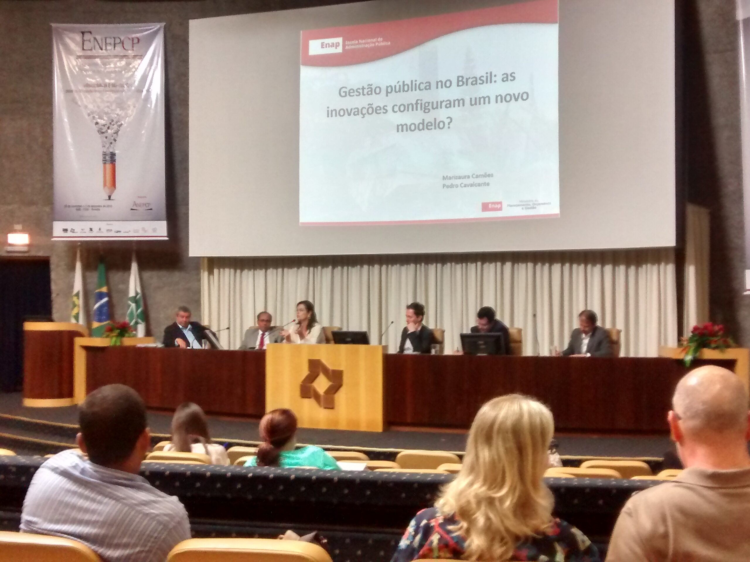 Apresentação de trabalho na Sessão Temática Análise de Políticas Públicas